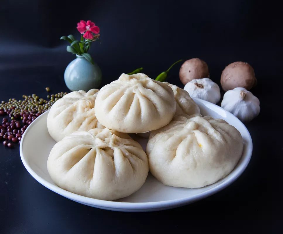 有天津狗不理包子,灌汤包子,三香包子看到这是不是嘴馋了快去食堂来几