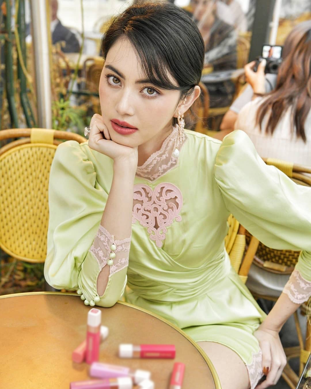 泰国小花mai穿绿色镂空裙,风格自然不装嫩,浓妆红唇美出新高度