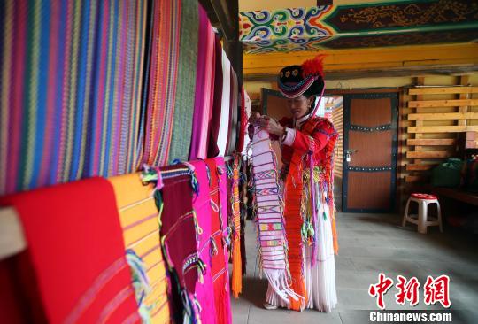 摩梭服饰:穿在身上的摩梭文化