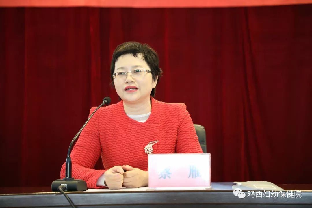 哈医大四院产科主任蔡雁在会上讲话,蔡雁主任表示,专科联盟会积极发挥