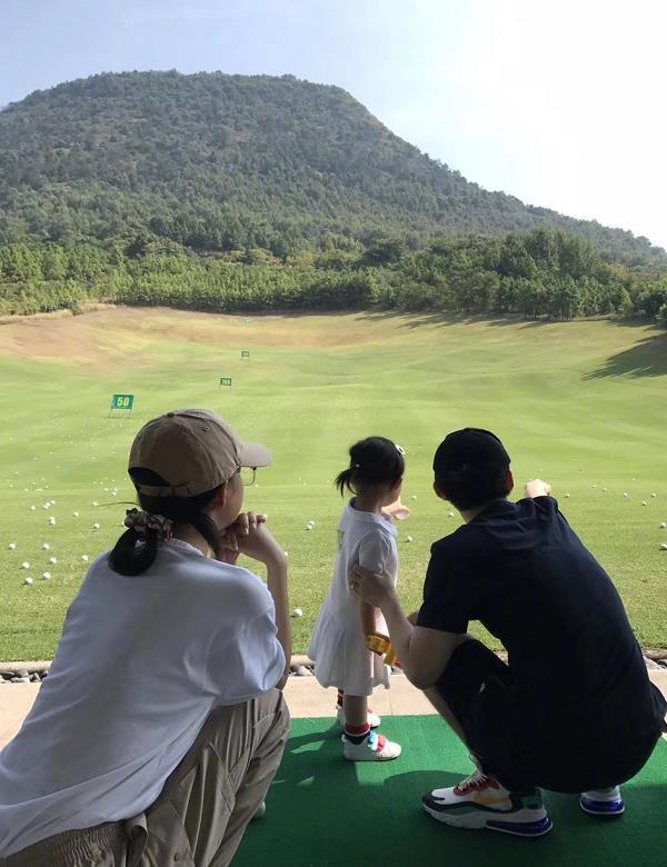 董子健携妻女出游亲自俯身教女儿打高尔夫一家三口幸福溢出屏