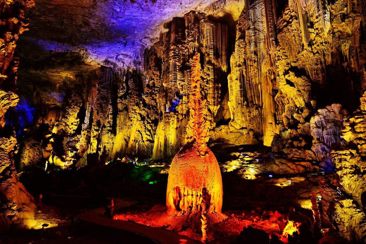 水帘洞黄果树瀑布附近群山环绕,树木郁郁葱葱,景色十分诱人,每年都