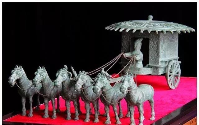 这种礼制在逸礼《王度记》上有明确的记述,即"天子驾六,诸侯与卿同驾