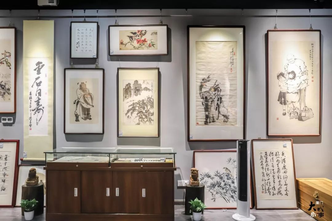 人应接不暇墙上挂置的繁多字画便是谢琯樵所作中间的这幅花竹画"人物