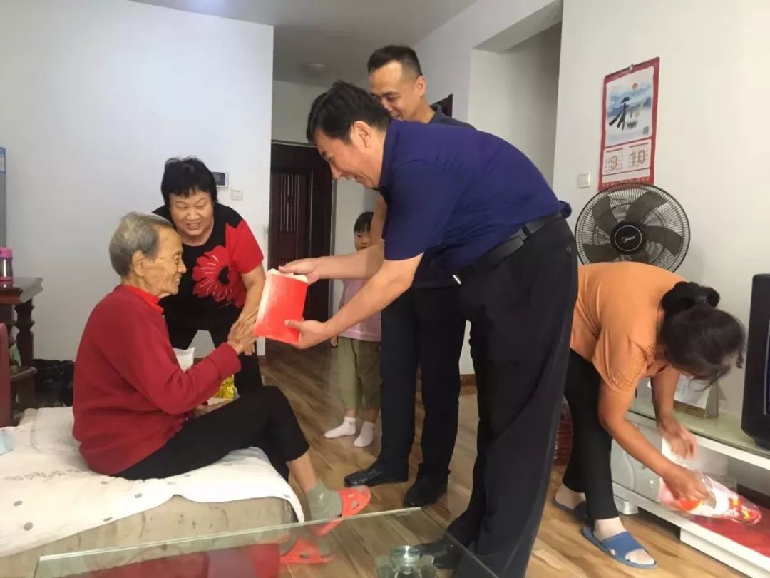 市委常委,政法委书记张二文对大鹿庄乡老党员进行走访慰问