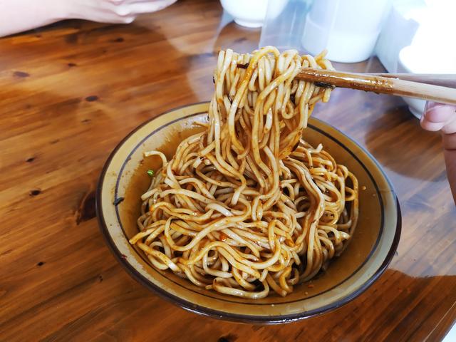 干臊面乐山美食再多在早晨也终究敌不过这碗家常味道的面条
