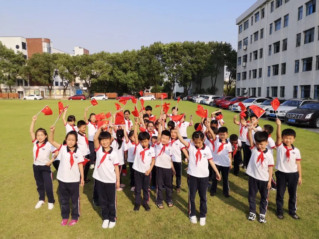 润小学子用自己独特的方式记录了对祖国母亲的祝福,把爱定格在照片