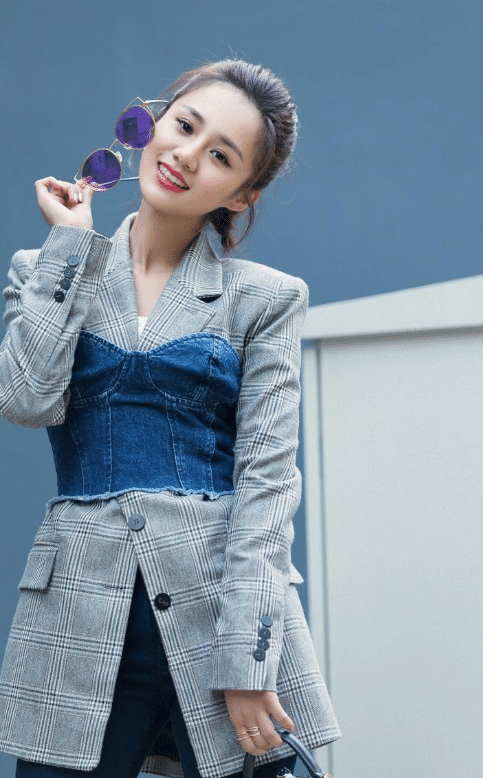 原创安悦溪颁奖典礼一袭蓝色薄纱裙优雅迷人看不出已是30岁