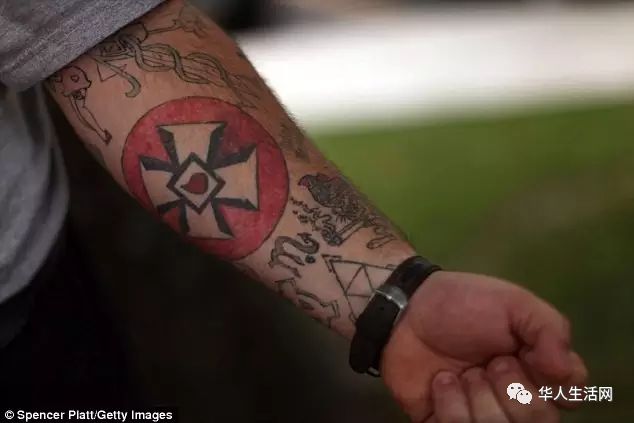 更是从网络散布到现实世界的标记,包括燃烧的十字架,三k党白袍,纳粹