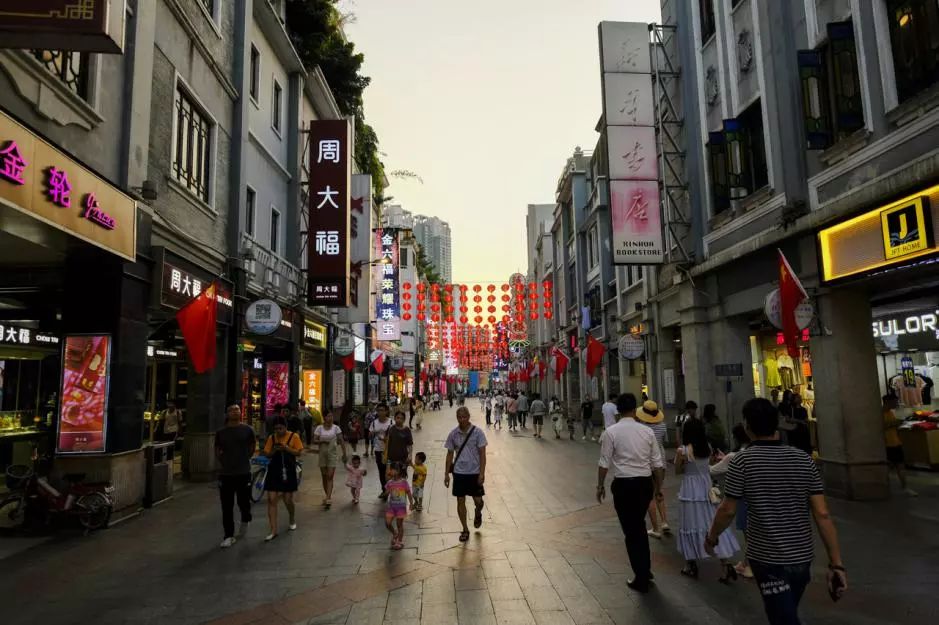 五星红旗迎风飘扬华林街坊带上相机出门一起与国旗同框吧