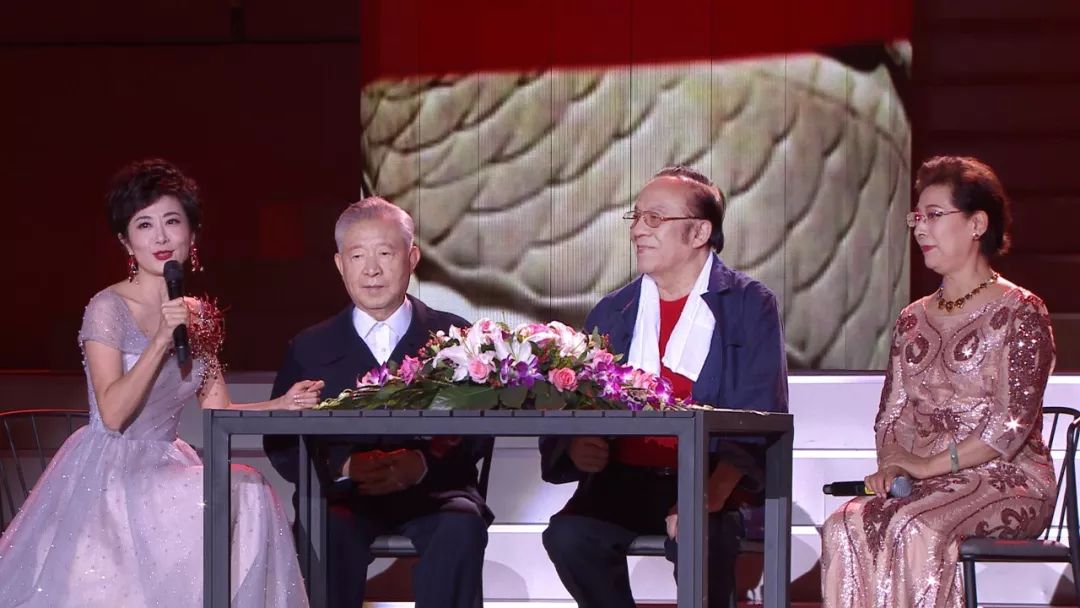 主持人管旭现场采访著名艺术家傅庚辰,杨洪基,关牧村.