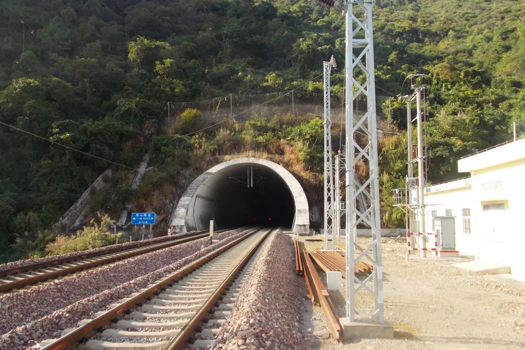 云南省最长的单线铁路隧道——玉蒙铁路秀山隧道参建的中国《中长期