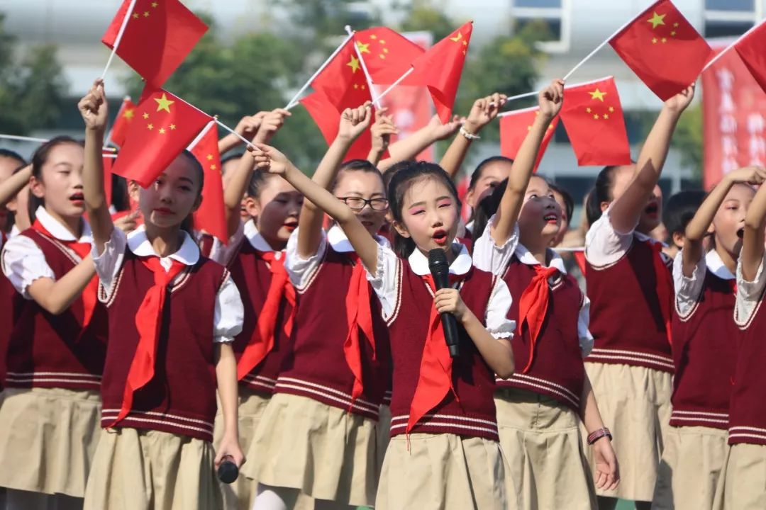 学生成长童唱新时代共抒爱国情北塘实验小学百名少先队员参加临渭区