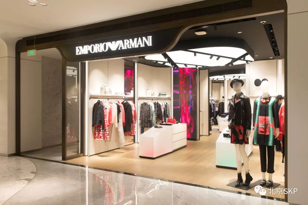 emporioarmani丨独立女装新店亮相解放自我抛开束缚