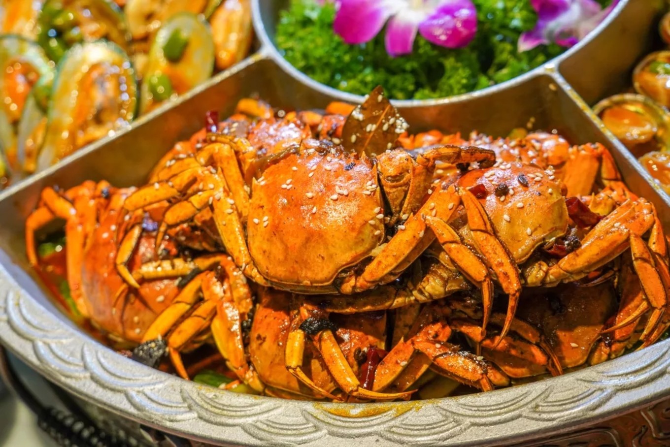 油焖大闸蟹在烹饪之前,小龙虾已经抽走了虾线,让虾肉口感更好的同时