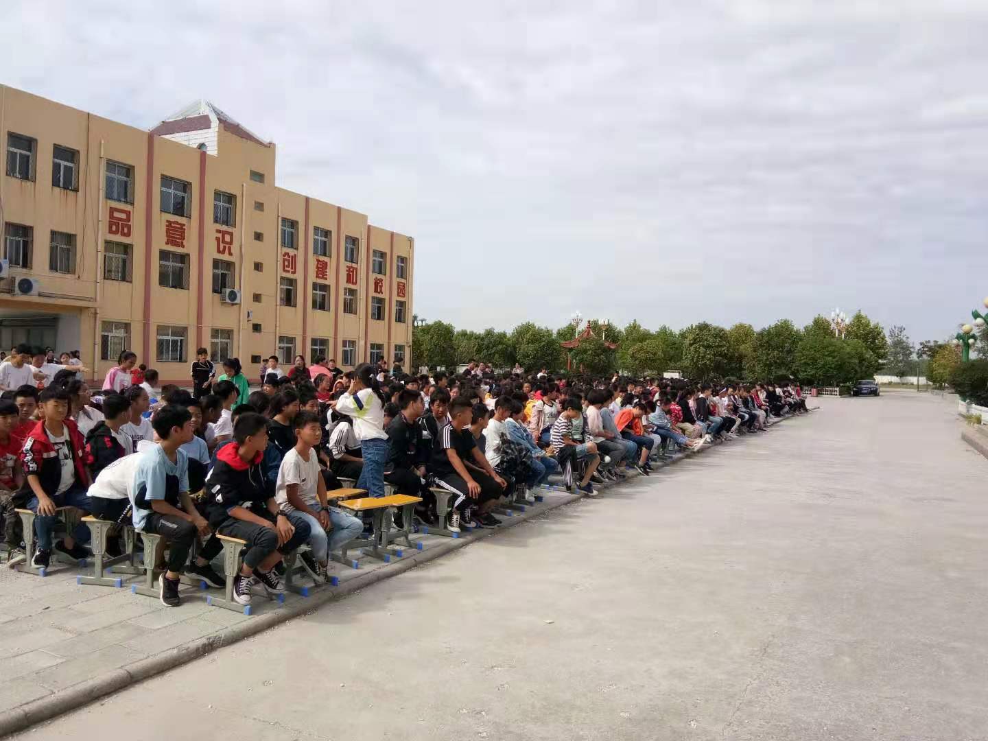 灵璧县向阳派出所在向阳中学开展禁毒和反传销宣传