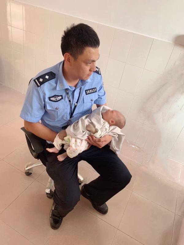 一个月大男婴被弃桥底!中山民警紧急救助,呼吁父母主动领回