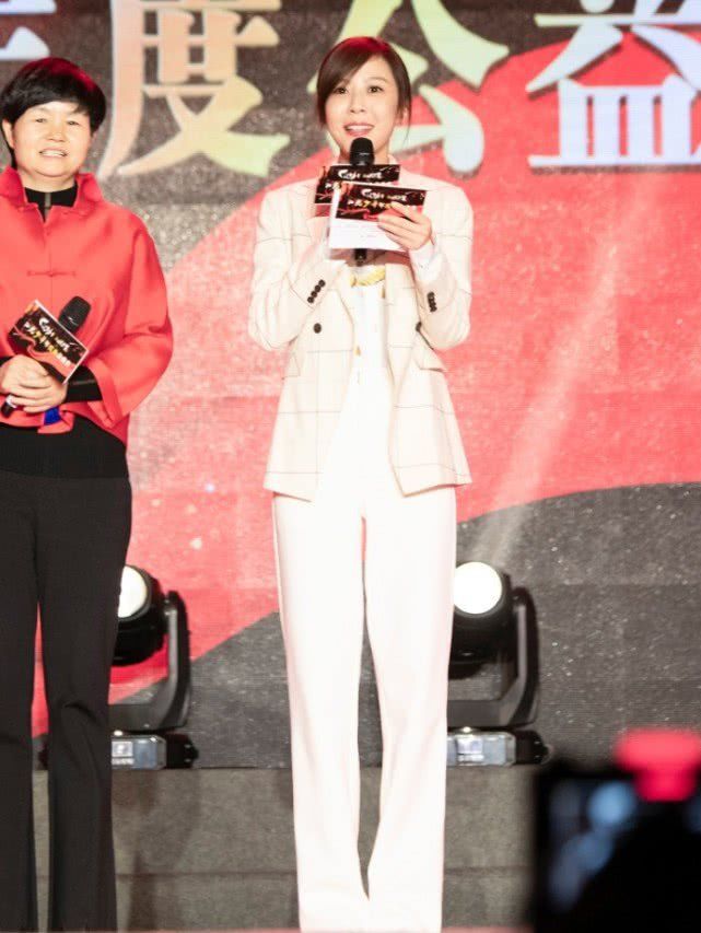 爱情公寓她演陈美嘉今僵硬脸穿西装上台气场输给主持人