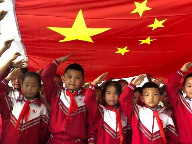 【庆祝新中国成立70周年】赛罕青年"我与国旗合个影"活动进行时(二)