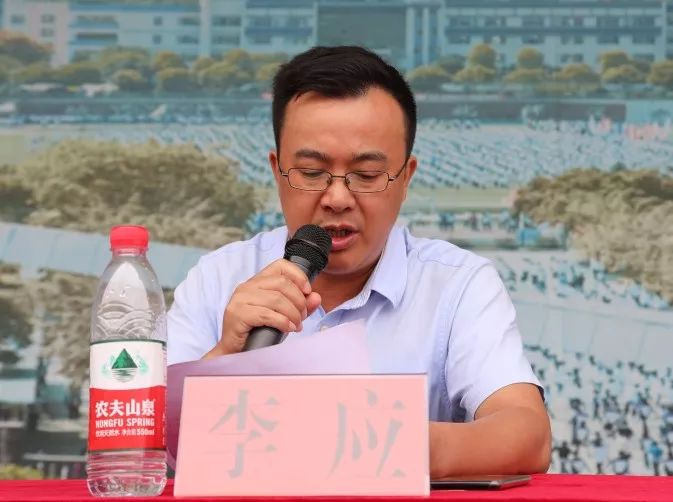李校长首先感谢长寿区关工委对我县贫困学子的捐助,希望同学们要心怀