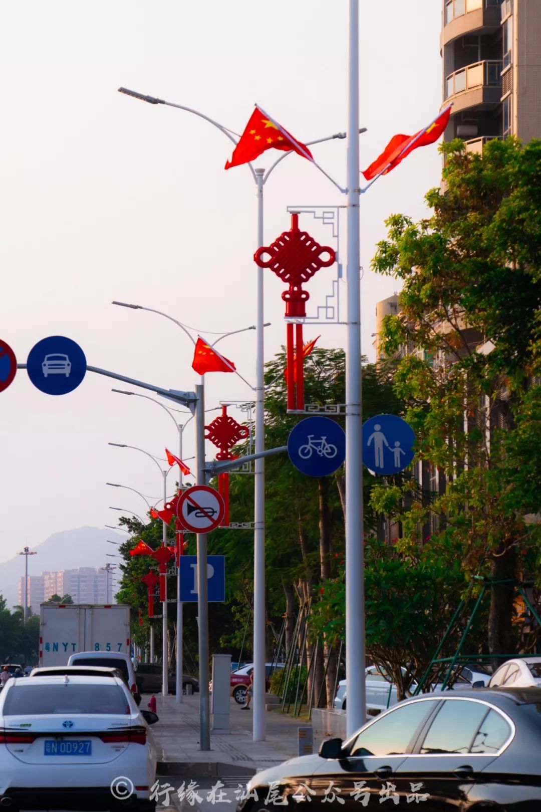 汕尾红刷爆朋友圈!上万幅国旗遍布全城!_五星红旗