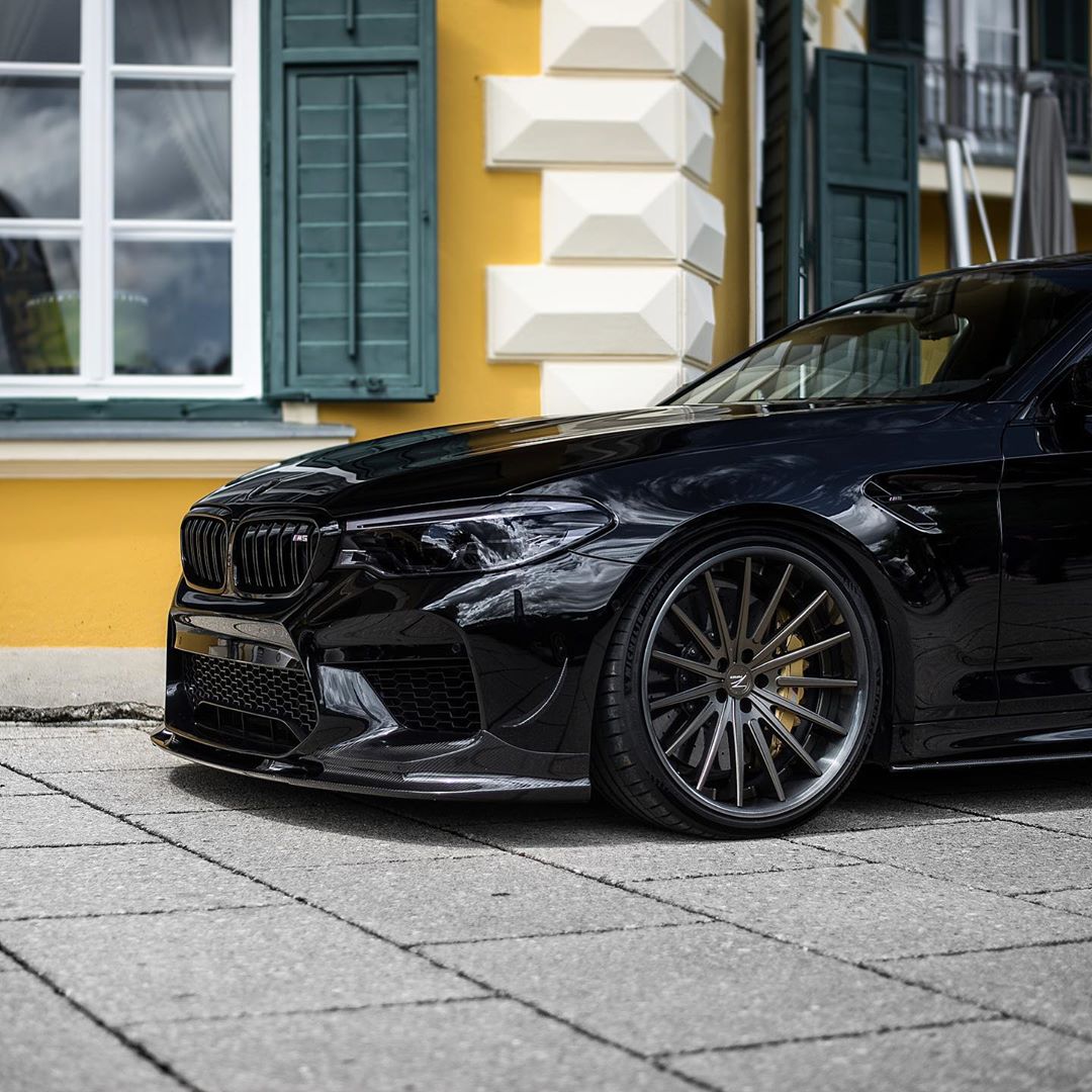 这辆全黑色宝马m5在亮灯的那一刻才是最帅!