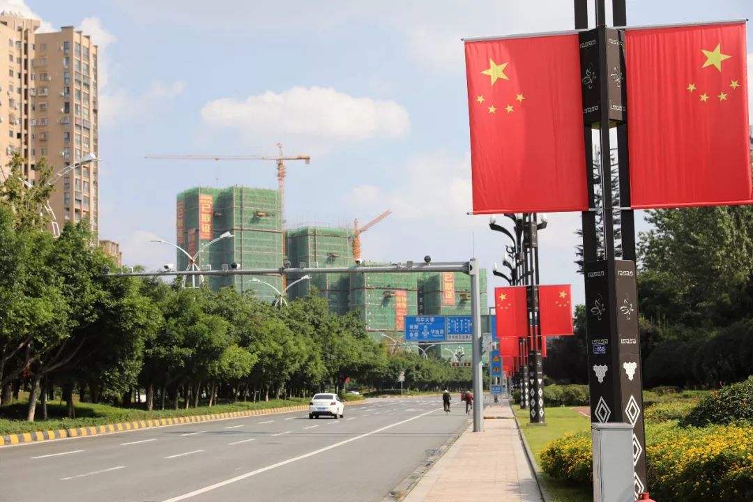 别再微信要国旗啦青白江处处洋溢中国红