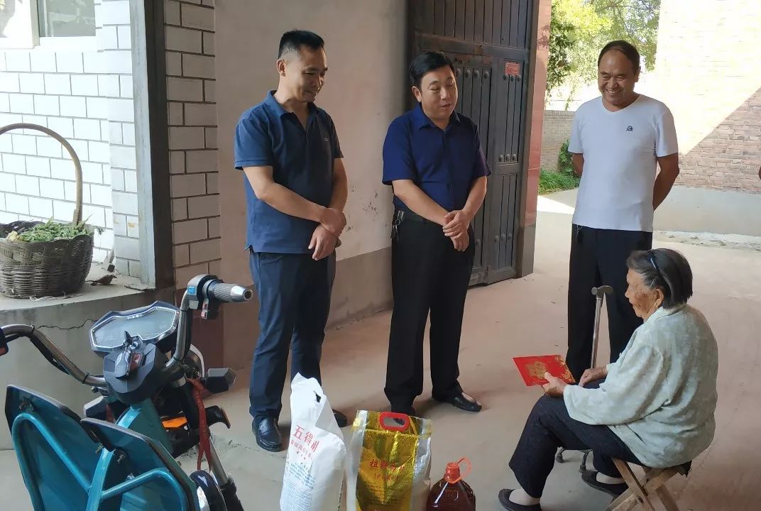 市委常委,政法委书记张二文对大鹿庄乡老党员进行走访慰问