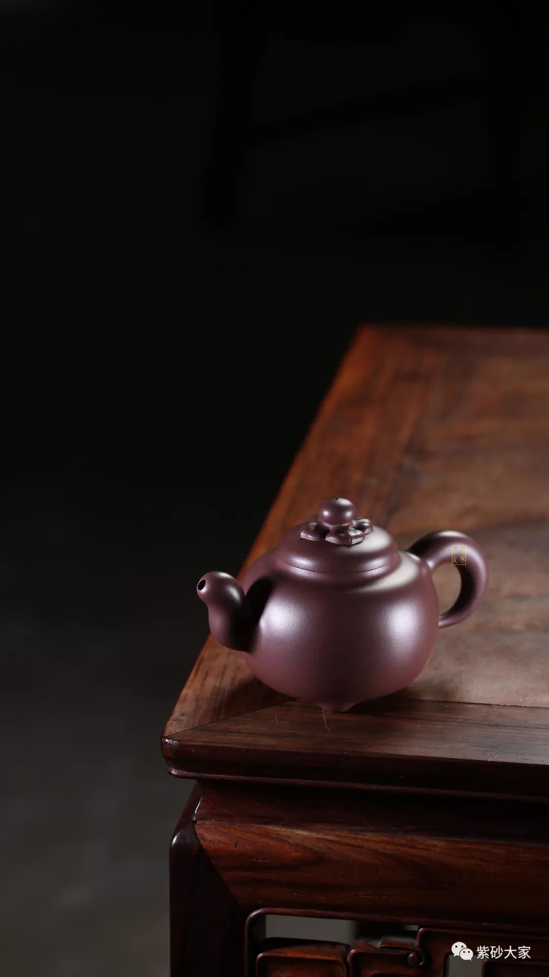 三足柿圆壶敦厚中有小巧,工艺手法让人赞服.