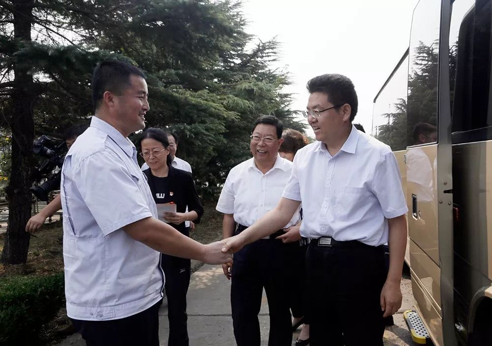 山东省劳动模范泮月华,诸城市委书记桑福岭,诸城市委副书记,市长刘峰
