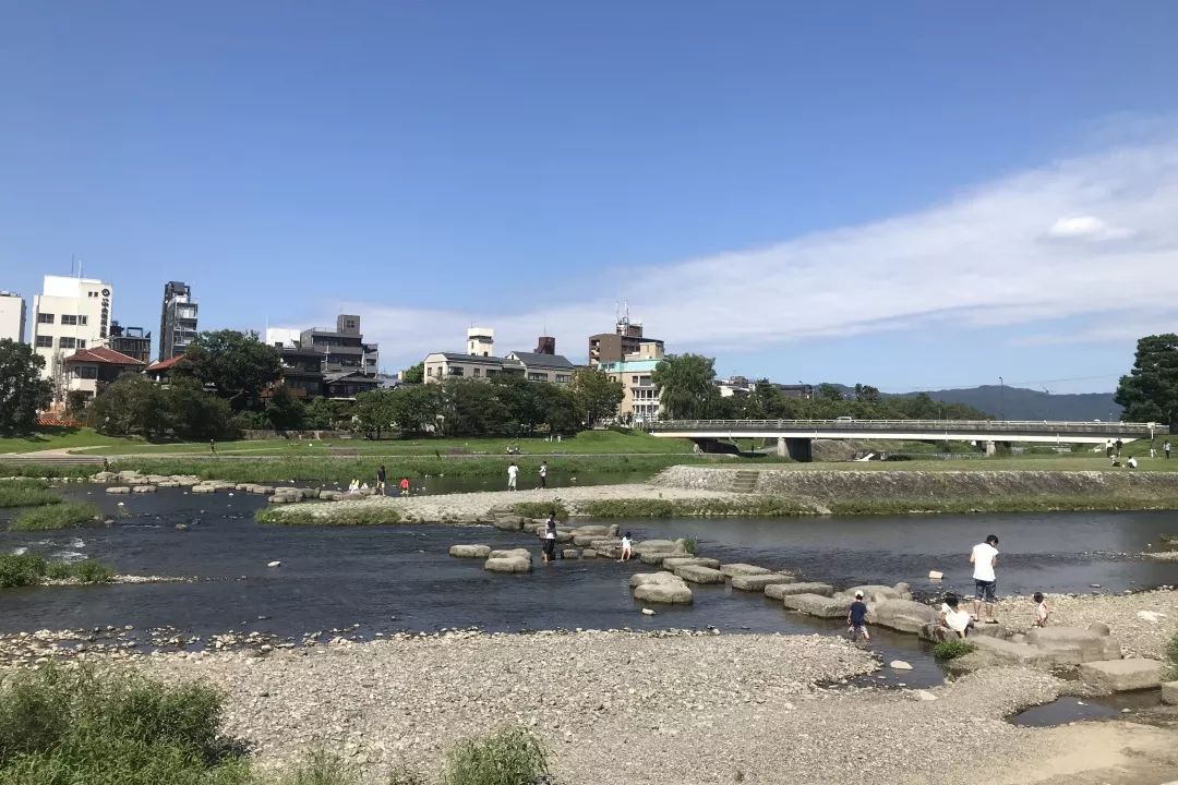平安神宫的明月鸭川三角洲的流水与二月堂的早晨