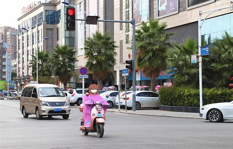 公旺大街十字路口电动车骑行者闯红灯.