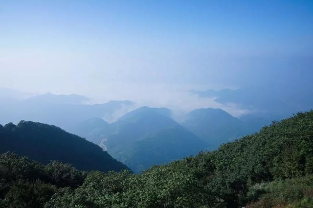 大美横冲,直撞眼球荆山之巅春赏鲜花,夏避暑;秋观日出,冬滑雪