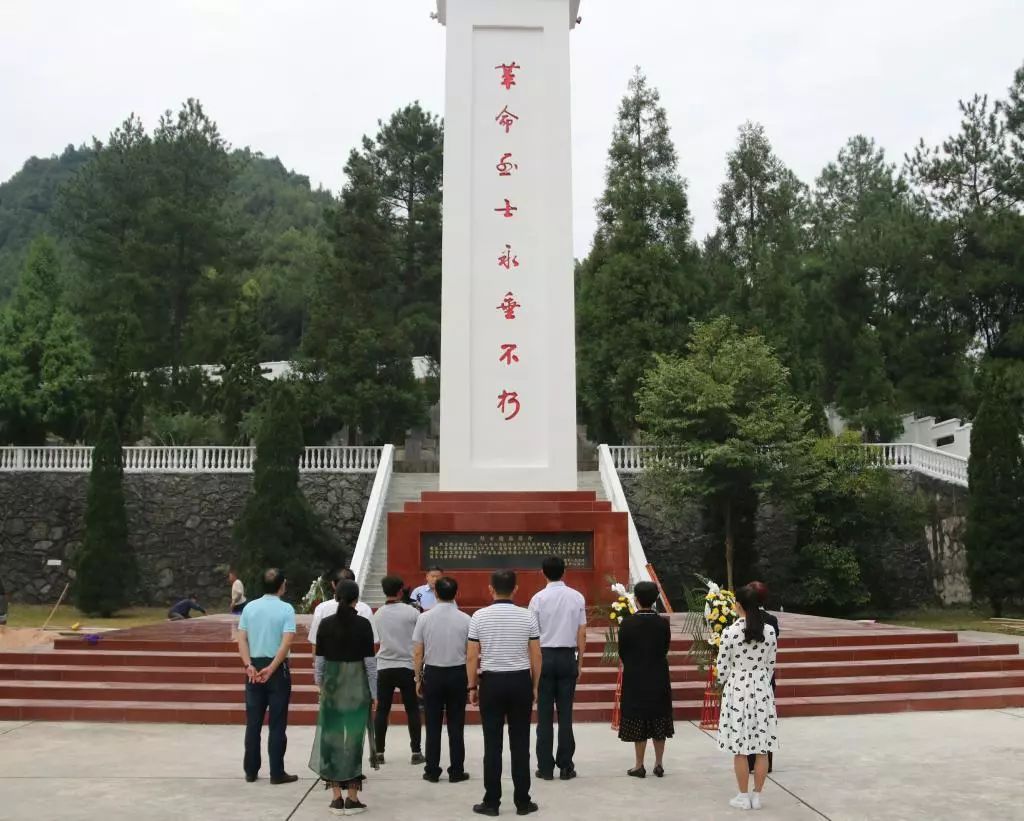 我校领导班子前往金泉湖烈士陵园开展不忘初心牢记使命主题教育活动