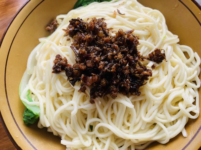 干臊面乐山美食再多在早晨也终究敌不过这碗家常味道的面条