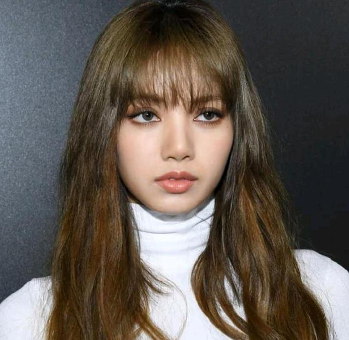 真人芭比girllisa烟熏妆亮相巴黎时装周celine2020春夏时装大秀