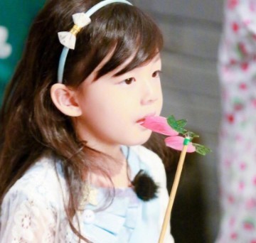 小泡芙真是越长大越漂亮,看到她穿公主裙,网友:我的心被击中了