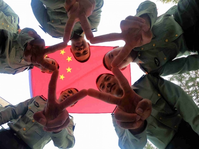 我和国旗同框新疆军区士兵创意表白祖国