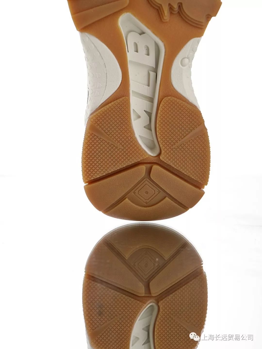 特意采用6cm加厚鞋底,并注入多个mlb独有的美式棒球文化的细节设计