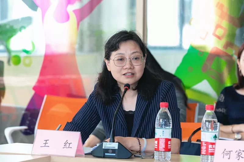 副区长王珏就市民代表们提出的关于学校场地开放,公共体育设施建设和