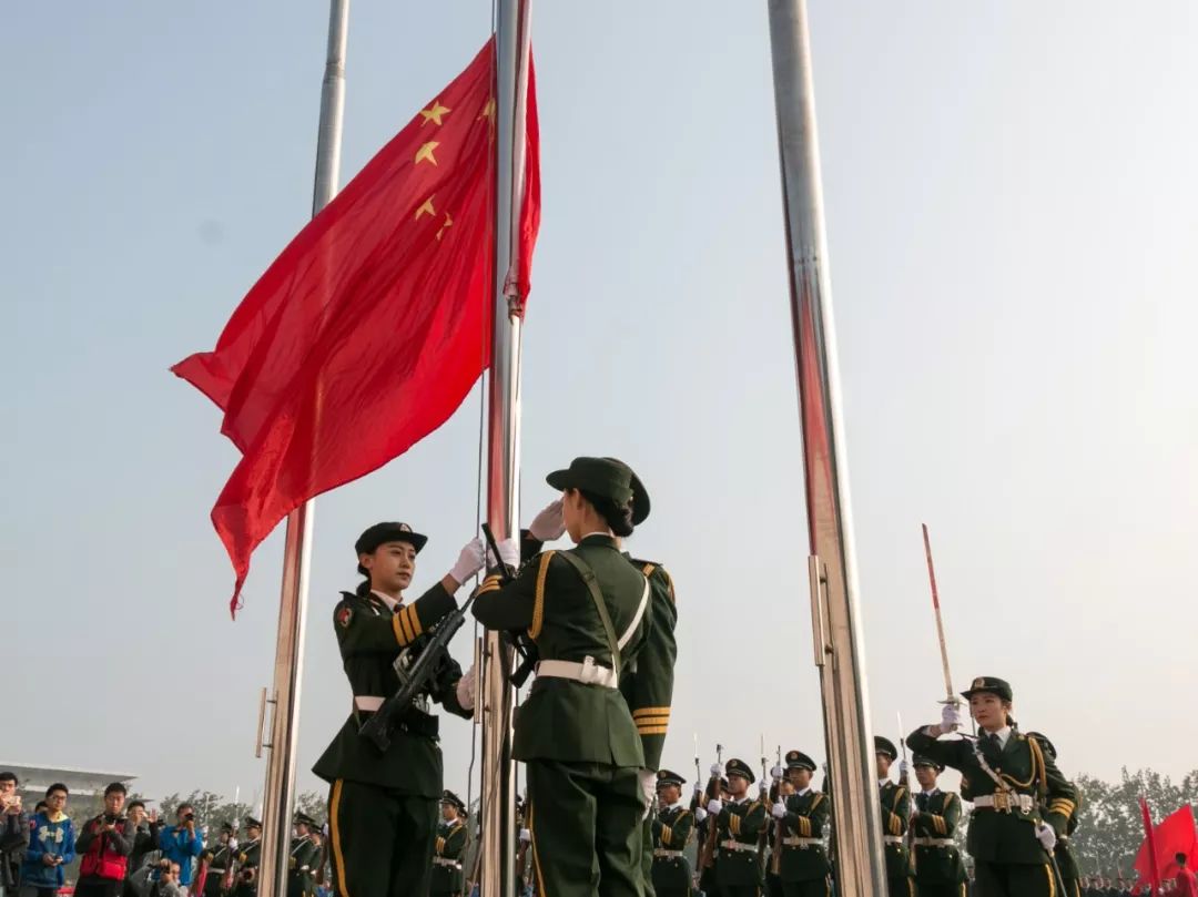 你和国旗同框的样子最美!今天一起向祖国表白!_五星红旗