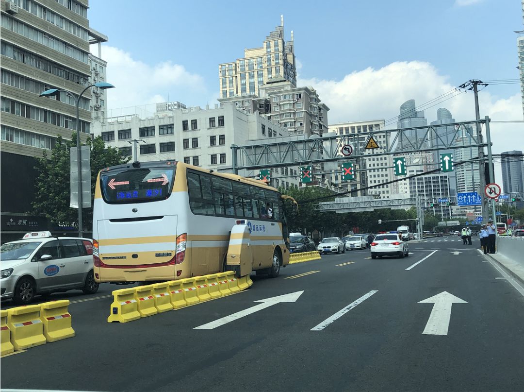 沪首个拉链式潮汐车道今起正式运行就在沪闵高架