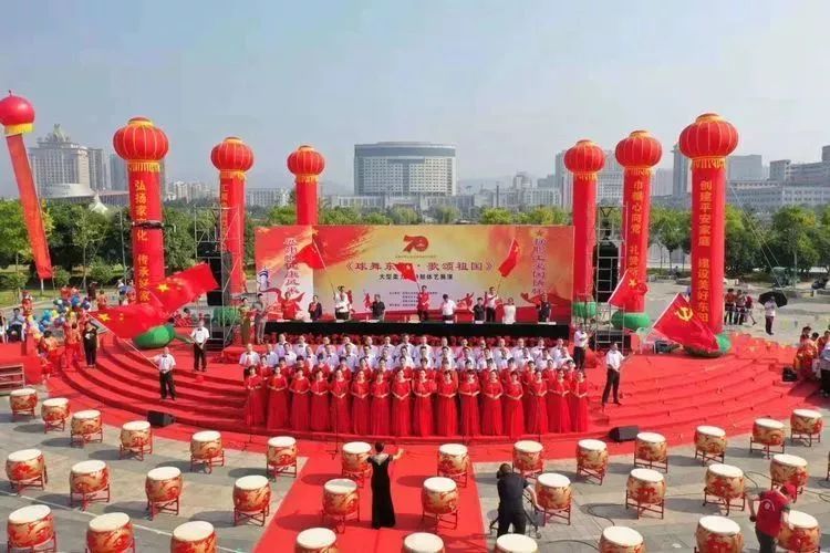 大型柔力球秧鼓体艺展演在东阳节庆广场举行