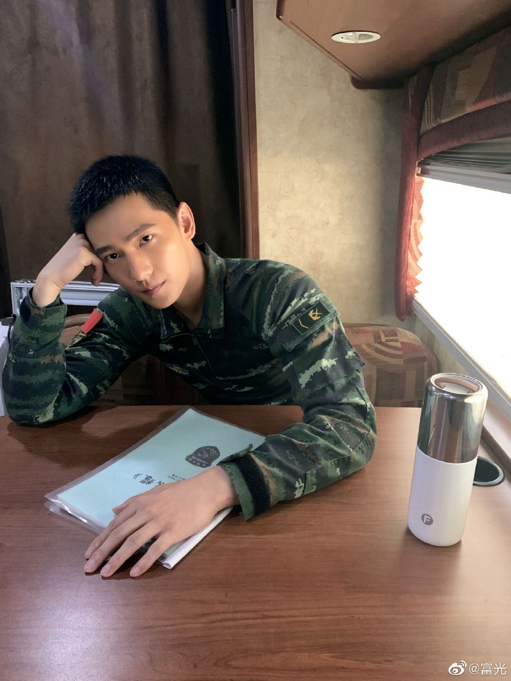 [消息]杨洋《特战荣耀》造型路透公开 迷彩服大帅哥气场强大