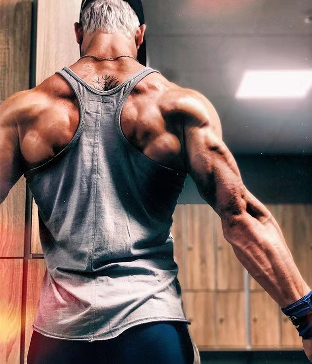 原创练胸不练背迟早要残废?从整体出发,学会并练出强壮有线条的背肌