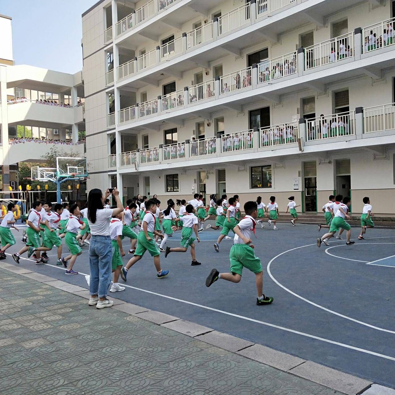 原创武汉市育才第二小学开展迎大庆保军运反恐实战演练