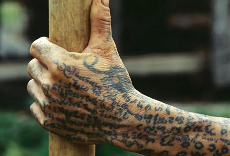 一枚纹身代表着傣族文化想深度体验还不赶紧行动免费的哟!