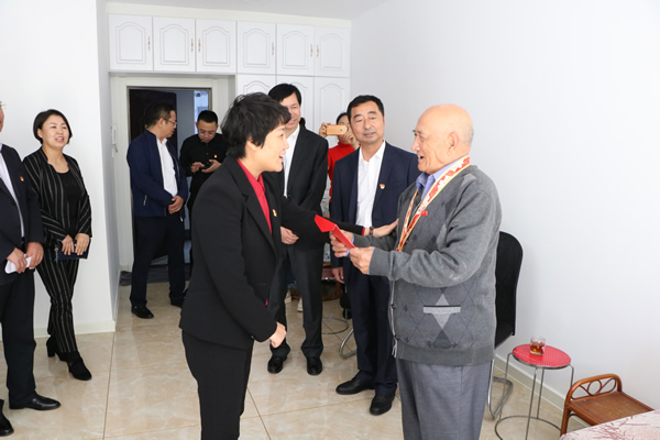 刘淑芬国庆前夕走访慰问老党员离退休党员老干部模范退役军人劳动模范