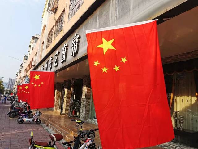 鲜艳的五星红旗迎风飘扬成为一道道靓丽的风景满眼的五星红旗让淮北