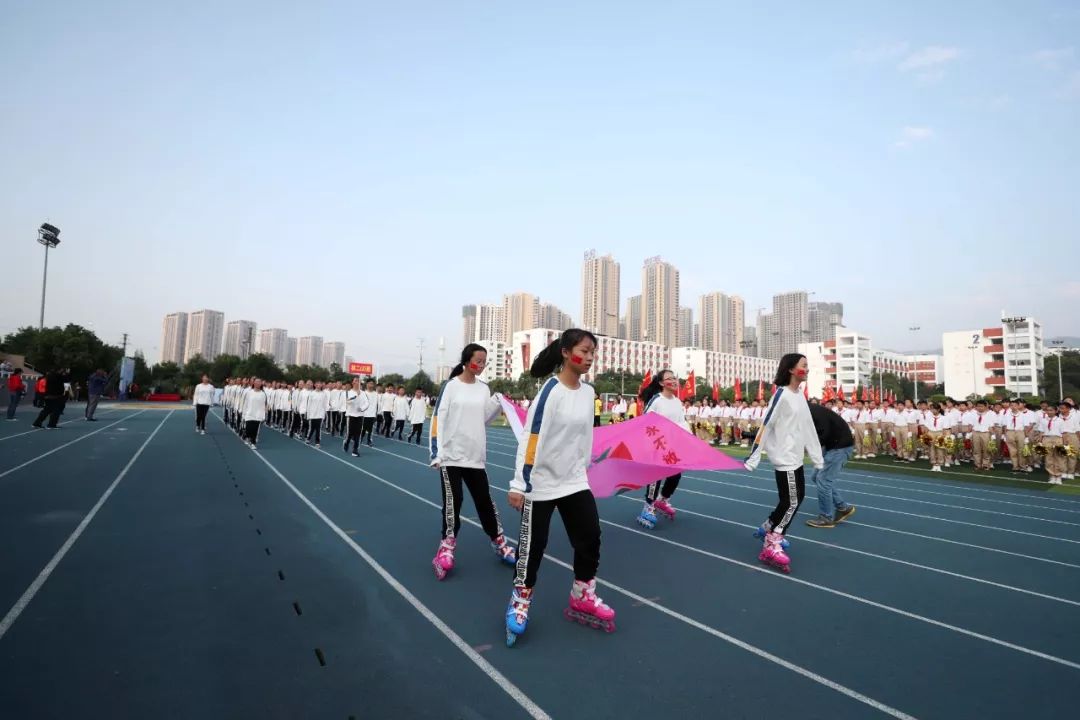 昆一中西山学校跑道图片